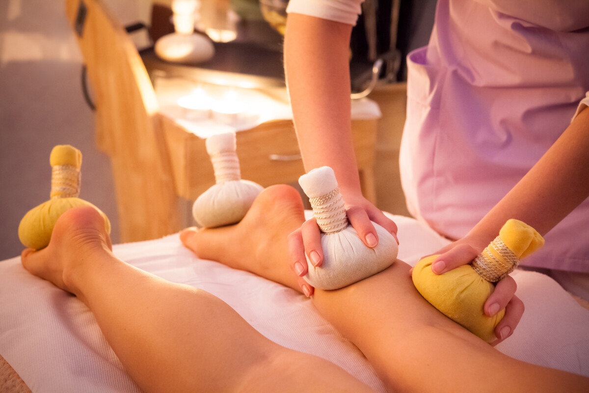 Mani durante un massaggio ayurvedico con olio caldo